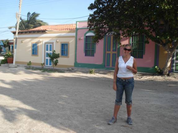 Caminhando nas pacatas ruas de Grand Roque, a 'capital' de Los Roques, no litoral venezuelano